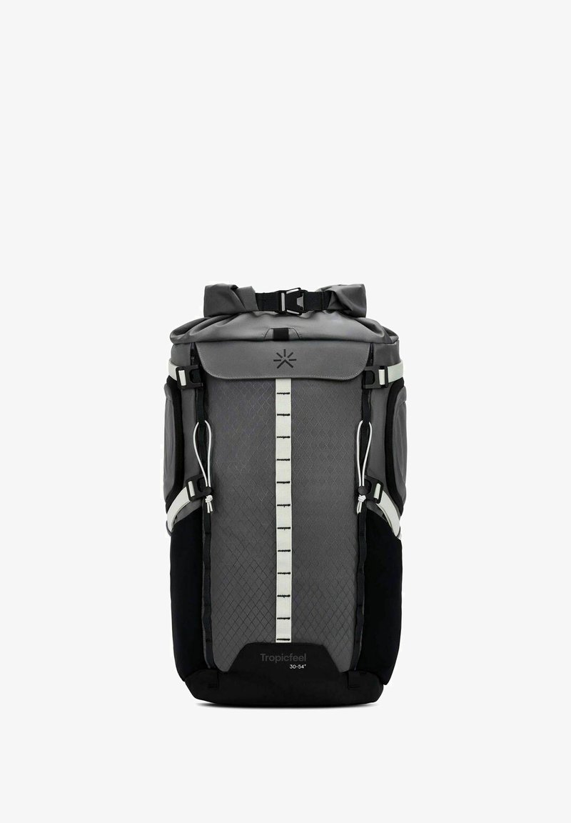 Zaino grigio con chiusura a rotolo, pannello frontale testurizzato, accenti neri, cinghie riflettenti e tasche laterali in rete regolabili.