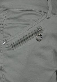 Street One 3/4 MIT ZIPPER - Shorts - grün