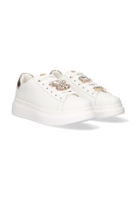 Zapatillas blancas con un acabado de cuero suave, acentos decorativos de joyas en la lengüeta y detalles en oro texturizado en el talón. Diseño de suela gruesa.