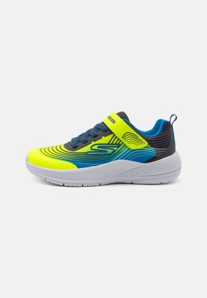 Běžecké boty Skechers s živým žlutým a modrým designem, síťovaným svrškem, polstrovaným límcem a flexibilní bílou podrážkou.