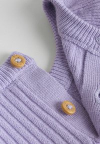 Textil tricotat lavandă cu textură reiată, prevăzut cu două nasturi rotunzi din lemn. Detaliul vizibil al gulerului indică un design structurat.