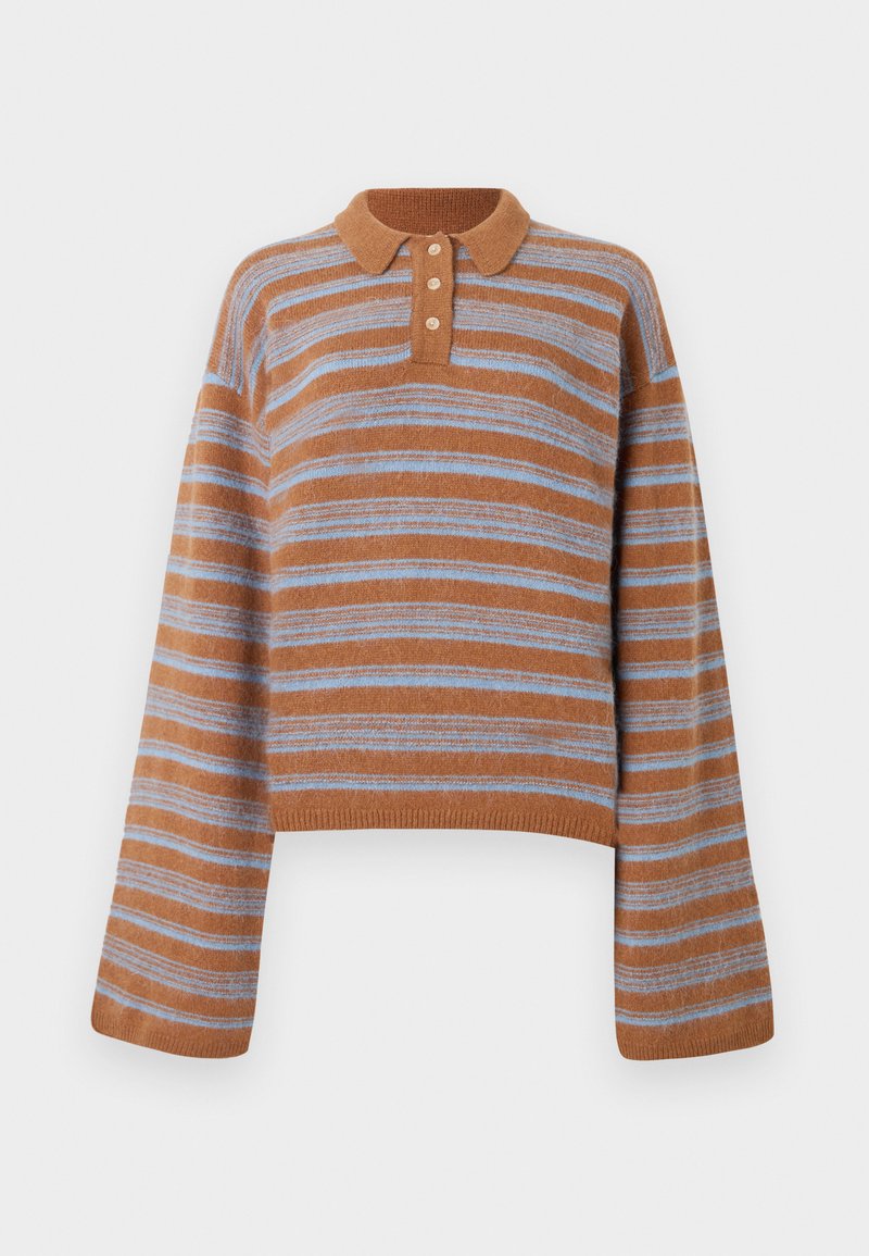 Maglione a maniche lunghe in maglia a righe orizzontali marroni e azzurre, con collo e patta con tre bottoni, mostrato disteso su uno sfondo bianco.