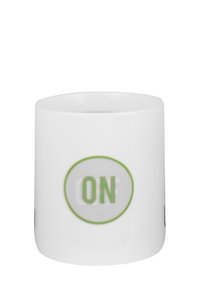 Tazza in ceramica bianca con forma cilindrica, caratterizzata da un cerchio con bordo verde e la parola "ON" in lettere verdi grasse e prominenti.