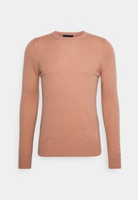 Sweter dzianinowy w kolorze brzoskwiniowym z okrągłym dekoltem, długimi rękawami oraz ściągaczami przy mankietach i dole. Miękka faktura, klasyczny krój i minimalistyczne wykończenia.