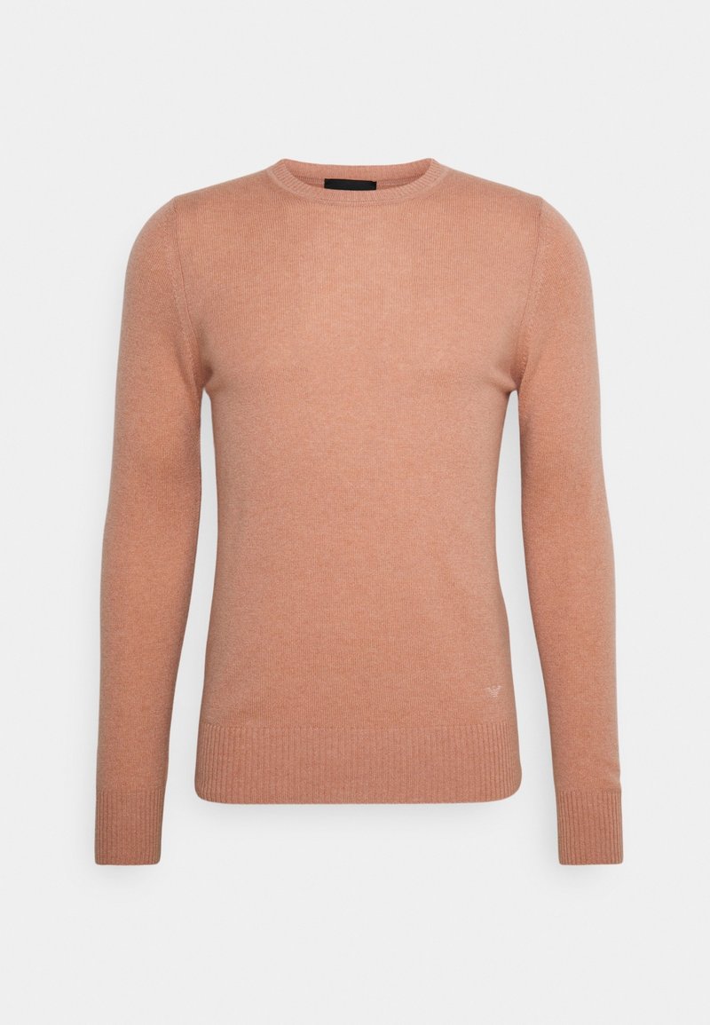 Sweter dzianinowy w kolorze brzoskwiniowym z okrągłym dekoltem, długimi rękawami oraz ściągaczami przy mankietach i dole. Miękka faktura, klasyczny krój i minimalistyczne wykończenia.