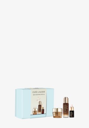 Estee Lauder Skin Soothing Ritual-setet innehåller tre hudvårdsprodukter i olika storlekar, arrangerade i en ljusblå låda med en etikett.