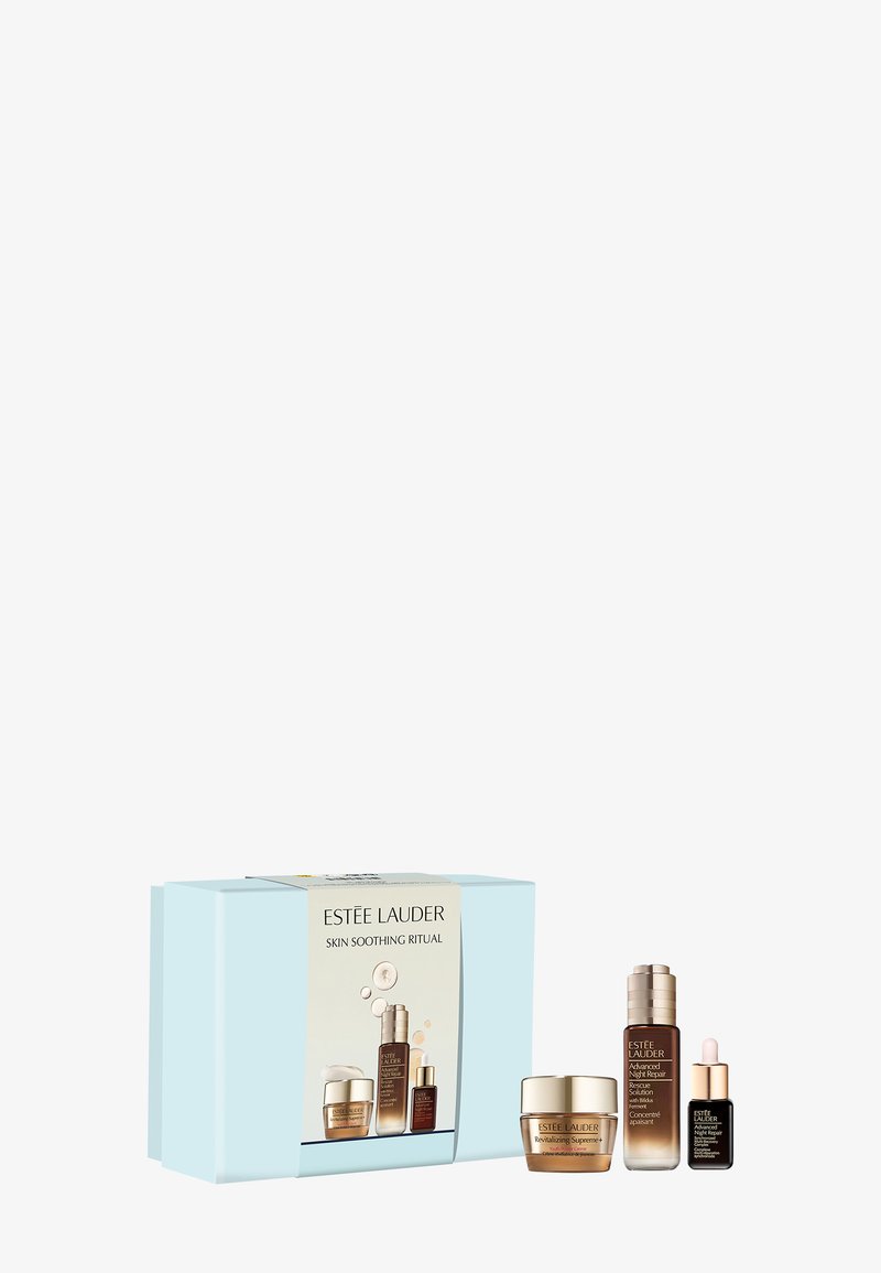 El set de ritual de alivio cutáneo de Estée Lauder incluye tres productos de cuidado de la piel en diferentes tamaños, organizados en una caja azul clara con una etiqueta.