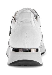 Heren grijze suède sneakers met een zwarte rubberen zool. Kenmerkt een metallic hakaccent. De achteraanzicht benadrukt de gladde stiksels en ergonomische vorm.