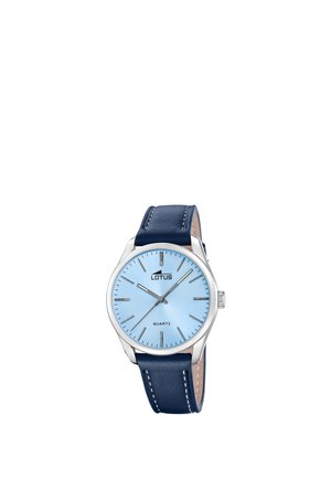 Reloj redondo de plata con esfera azul claro, marcadores de hora negros, tres agujas y correa de cuero azul marino con costuras blancas.