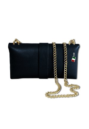 Schwarze, strukturierte Leder-Clutch mit breitem Riemen, goldener Ketten-Schulterriemen und kleinem italienischen Flaggenanhänger auf weißem Hintergrund.