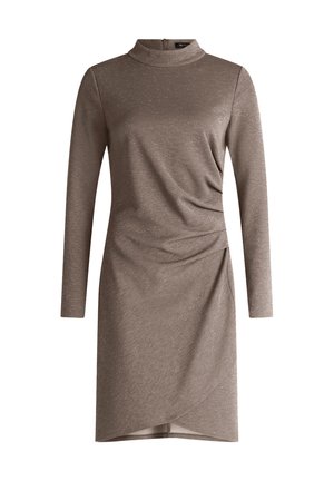 Taupe lange mouwen jurk met een neklijn, subtiele glans, sierrimpeling aan de zijkant en een asymmetrische overlay van de rokzoom.