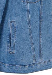 Heledsinine denim-jacket, millel on küljetasku, nähtavad õmblustead ja sile tekstuur. Klassikaline disain otse servaga.