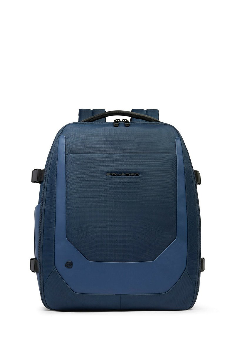 Zaino blu scuro con finitura liscia e testurizzata; presenta una parte frontale piatta, spallacci imbottiti e una maniglia superiore con chiusure a cerniera.