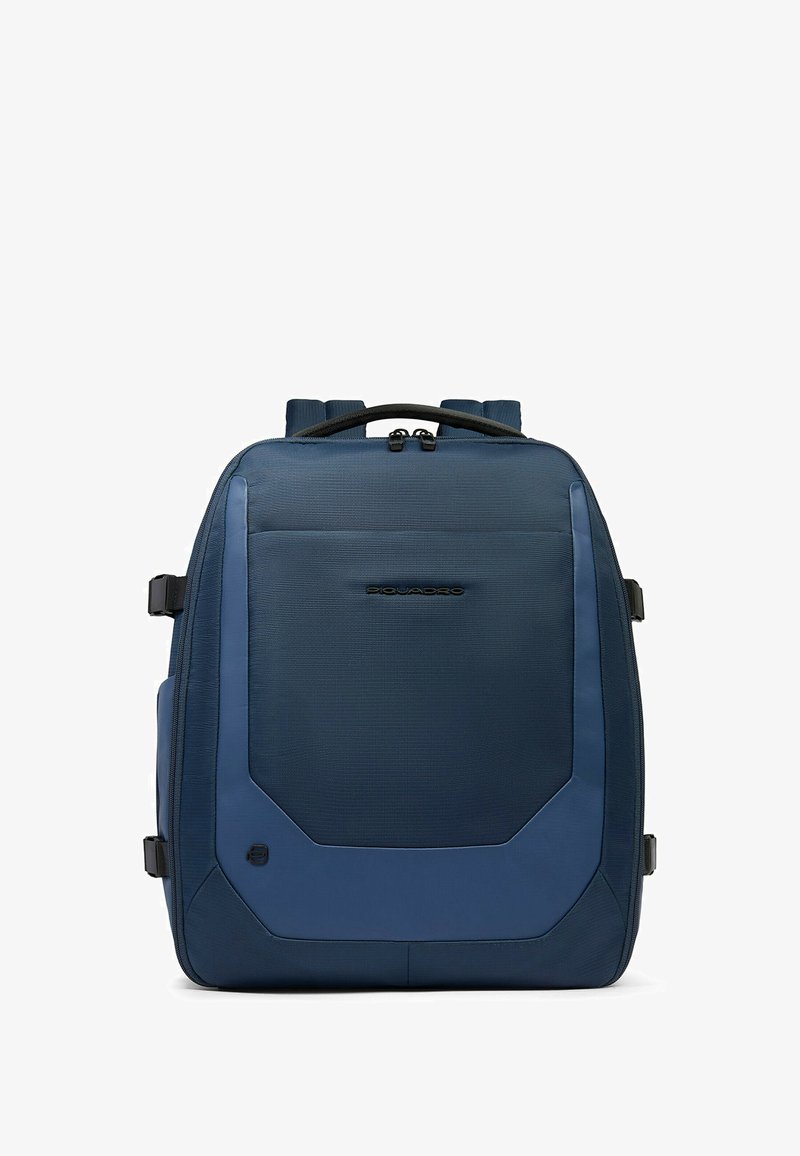 Zaino blu scuro con finitura liscia e testurizzata; presenta una parte frontale piatta, spallacci imbottiti e una maniglia superiore con chiusure a cerniera.