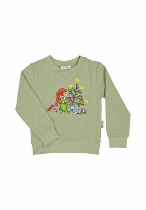 Lysegrøn langærmet skjorte med en illustration af en kat, der bærer en rød hat og pynter et lille juletræ med tændte lys og pynt.