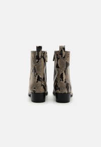 Tommy Hilfiger FLAT SNAKE - Korte laarzen - neutral python