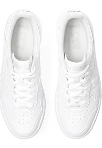 Vita sportskor i läder med slät yta, texturerad foder, perforerade detaljer på tårna och platta snören, med subtilt varumärke.