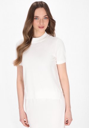 Witte top met korte mouwen en een hoge hals, gemaakt van een zachte, gestructureerde stof. Sluit nauw aan en heeft een gladde afwerking.