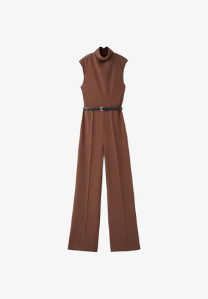 Bruine mouwloze jumpsuit met hoge kraag, met een getailleerde taille en een zwarte riem. Gemaakt van zachte, gestructureerde stof met een rechte pijpdesign.