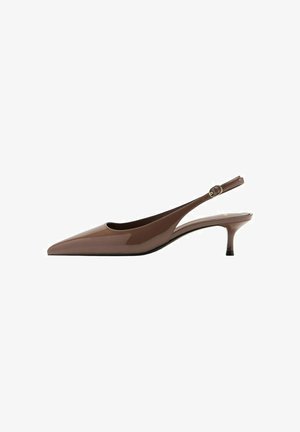 Brązowy lakierowany czółenko na obcasie typu slingback z ostrym noskiem, cienkim paskiem z klamrą i niskim obcasem typu kitten.