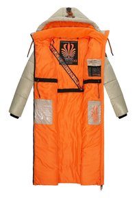 Dikke lange jas met een beige buitenzijde en feloranje binnenzijde, voorzien van meerdere zakken en zwarte ritssluitingen.