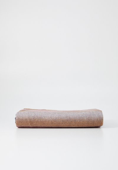 Tissu plié dans des tons de brun et de gris clair, présentant une texture douce et un motif subtil. Bords arrondis, design minimaliste.
