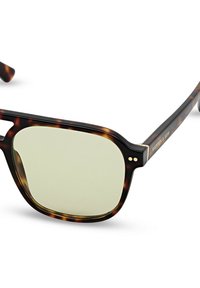 Rechthoekige zonnebril met schildpadprint, lichtgeel getinte glazen en "Kapten & Son" ingeschreven op het montuur.