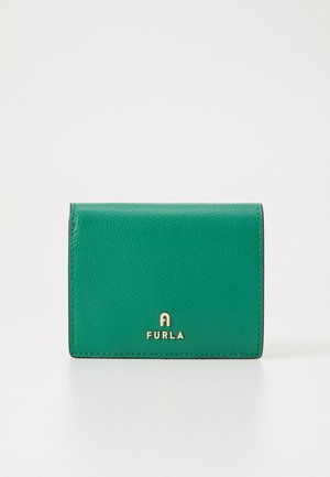 Grüner strukturierten Lederbrieftasche mit goldfarbenem Furla-Logo in der Mitte der Vorderseite, fotografiert vor einem weißen Hintergrund.