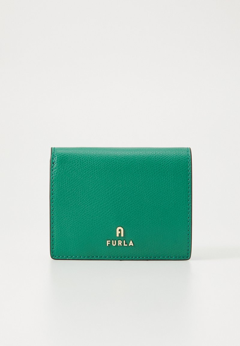 Roheline tekstuuriga nahast rahakott, mille keskel on kuldne Furla logo, pildistatud valgel taustal.