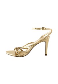 Guld högklackad sandal med flätade remmar, öppen tå-design och justerbar vristrem. Slät metallisk yta och smal stilettklack.