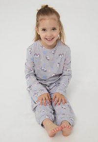 Szary długi zestaw piżamowy z wzorem jednorożca i gwiazd w pastelowych kolorach. Materiał wydaje się miękki i wygodny.