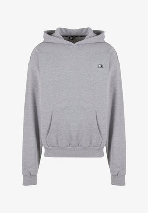 Sudadera gris con capucha, bolsillo delantero, cordón en la capucha, puños y dobladillo acanalados, y un pequeño logo en el pecho. Tejido suave y texturizado.