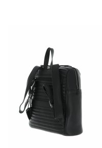 Sac en cuir noir avec texture à rayures horizontales, double poignée supérieure et bandoulière détachable. Comprend un compartiment zippé et des détails d'accent.