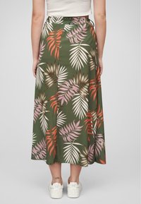 Gonna maxi verde con un motivo a foglie tropicali nei colori rosa, bianco e arancione. Presenta una vita elastica e un design fluido.
