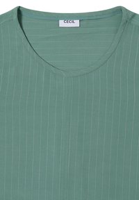 Blusa verde con scollatura a V, righe verticali e texture morbida. Presenta un colore uniforme e un design minimalista senza accenti aggiuntivi.
