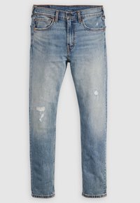 Světle modré džínsy s rovnými nohavicemi, vyrobené z denimu. Mají potrhané oblasti na obou nohách a klasický pětikapsový design.