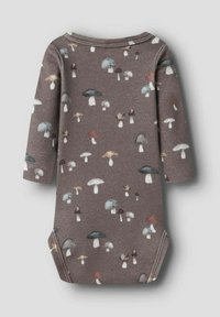 Body z długim rękawem w miękkim, brązowym materiale z powtarzającym się wzorem grzybków w różnych kolorach. Posiada okrągły dekolt i dopasowany krój.