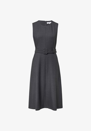 Sukienka bez rękawów w kolorze szarym, wykonana z teksturowanej tkaniny, z dopasowaną górą, paskiem w talii oraz rozkloszowanym do kolan dołem. Zamek błyskawiczny z tyłu.
