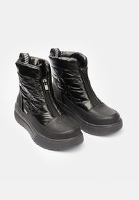 Bottines noires en matériau brillant avec fermeture éclair, tige texturée, col rembourré et semelles en caoutchouc pour une meilleure adhérence.