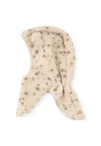Bonnet en polaire crème avec des pois marron, doté d'une texture douce, de rabats d'oreilles recouverts et d'un dessus arrondi avec une sangle sous le menton.