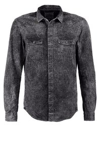 Chemise en denim noire acid wash à manches longues, boutonnée à l’avant, col et deux poches poitrine à boutons.