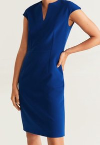 Blaues Kleid mit taillierter Silhouette, kurzen Ärmeln und V-Ausschnitt. Hergestellt aus glattem Stoff mit feinen Nähten für Struktur.