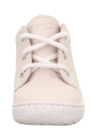Beige Leder-Sneaker mit weißer Gummisohle, runder Zehenpartie und flachen Schnürsenkeln. Mit metallischen Ösen und einem erhabenen Logo auf der Zunge.