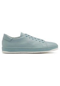 Világoskék bőrsneaker sima textúrával, kerek orral, hatlyukú fűzéssel és fehér gumitalppal, amely diszkrét márkázást tartalmaz.