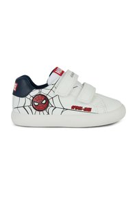 Vita sneakers med Spider-Man-design, med svarta spindelnätmönster och en röd Spider-Man-emblem. Velcro-remmar och en marinblå bakre accent.