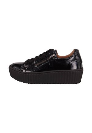 Baskets en cuir verni noir avec un bout rond, un laçage à l'avant, un détail de fermeture éclair sur le côté et une semelle plateforme texturée noire.