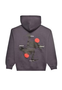 Mikina s kapucí v tmavě šedé barvě s grafickým designem, který obsahuje černé ilustrace ptáků a dva červené kruhy; měkký bavlněný materiál.