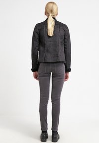 Dorothy Perkins Mezisezónní bunda  - black