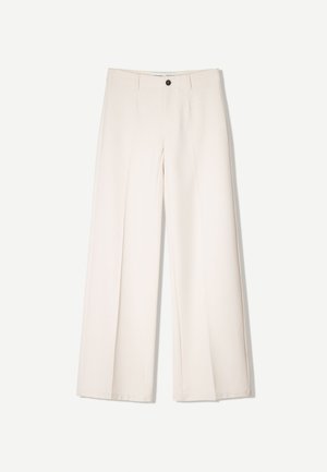 Pantaloni larghi color crema con design sartoriale, dotati di due tasche frontali e una chiusura con bottone anteriore, realizzati in tessuto liscio.