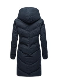 Tamsiai mėlynas pūkinis paltas su kapišonu, turintis chevrono rašto siūtas siūles, ilgomis rankovėmis ir tiesiu kraštu. Pagamintas iš lygaus, izoliuoto audinio.